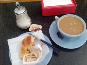 El desayuno. 20 pesos por este luxo. R$0,41