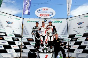 Pódio da GP 1000 teve Diego Pierluigi como vencedor seguido de Luciano Ribodino e Danilo LewisSanderson / Grelak Comunicação