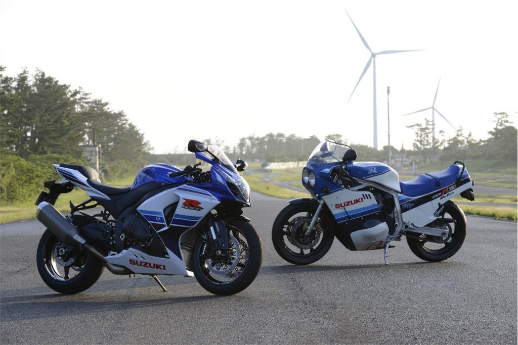 GSX-R 1000 30th Anniversary Edition ao lado da primeira GSX-R 750 de 1985