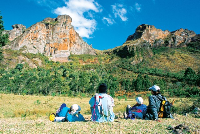 phoca_thumb_l_ecoturistas contemplam a pedra da guia - ricardo ribas  fonte letras brasileiras