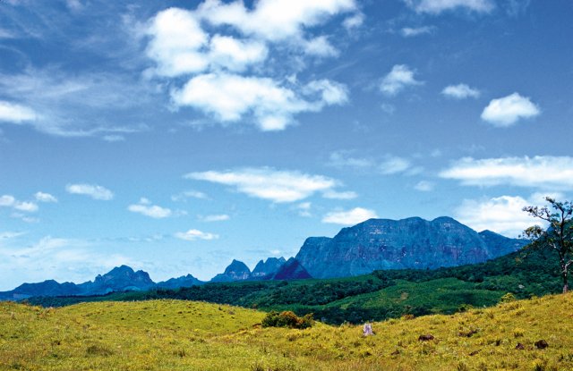 phoca_thumb_l_paisagem da serra do corvo branco - werner zotz  fonte letras brasileiras