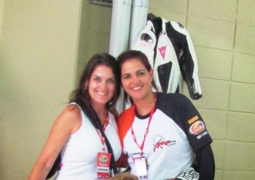 Liz com a moto 84 nas 500 Milhas de Interlagos, em janeiro de 2012