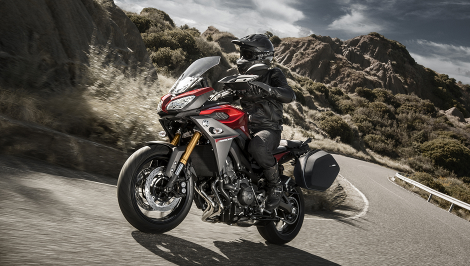2015-yamaha-mt09-tracer-eu-lava-red-action-005_940x532