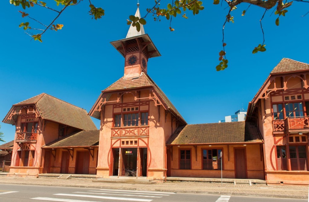 Antiga Estação Ferroviária de Joinville (1906), é tombada pelo Instituto do Patrimônio Histórico e Artístico Nacional (IPHAN). Terça a sexta, 9h às 17h; Sábado, domingo, feriados, 12h às 18h.