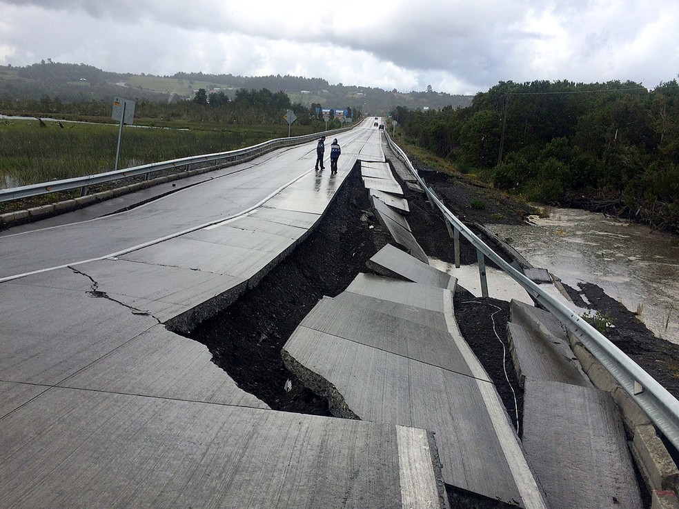 Estrada é danificada neste domgino (25) após terremoto atingir Tarahuin, na ilha Chiloe, no Chile (Foto: REUTERS/Alvaro Vidal )